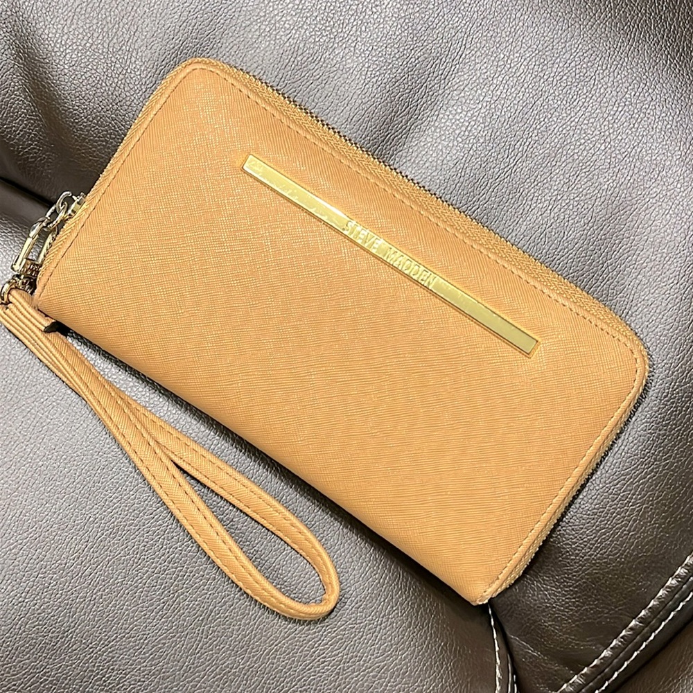 EUC Steve Madden Wallet Wristlet Tan Butterscotch Gold Zip Around